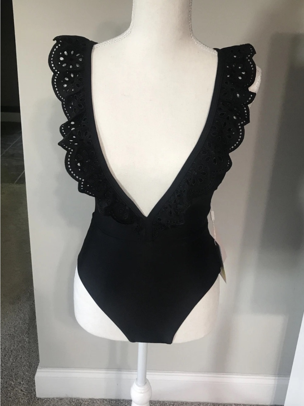 NWT Avec Les Filles Black Eyelet Ruffle V-Neck Bodysuit
